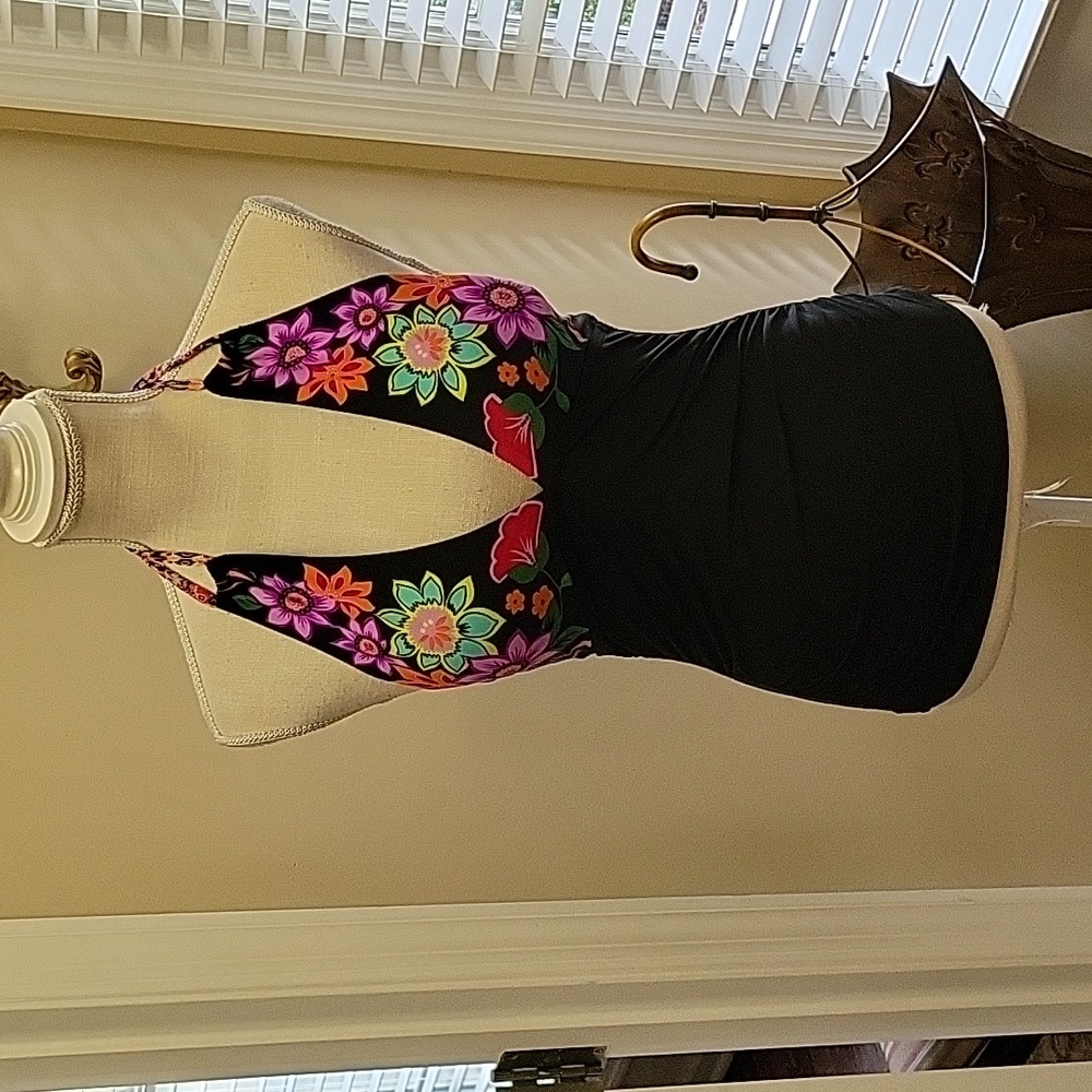 Anne Cole black floral swimsuit halter top Small Excellent pre owned condition…